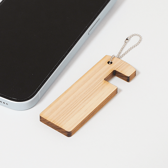 ヒノキのスマホスタンドキーホルダー